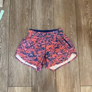 Lululemon tracker mid rise short 4” in chroma clash multi size 4